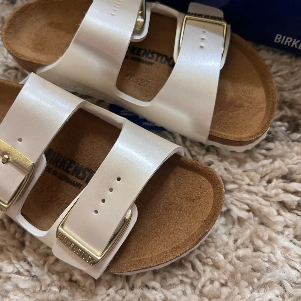 Little Girls Birkenstock Arizona sandals in electric metallic pearl C9